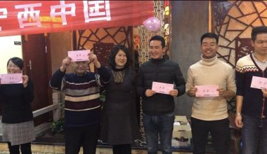 刊19013-图5-副总经理王雅虹女士与三等奖获得者合影